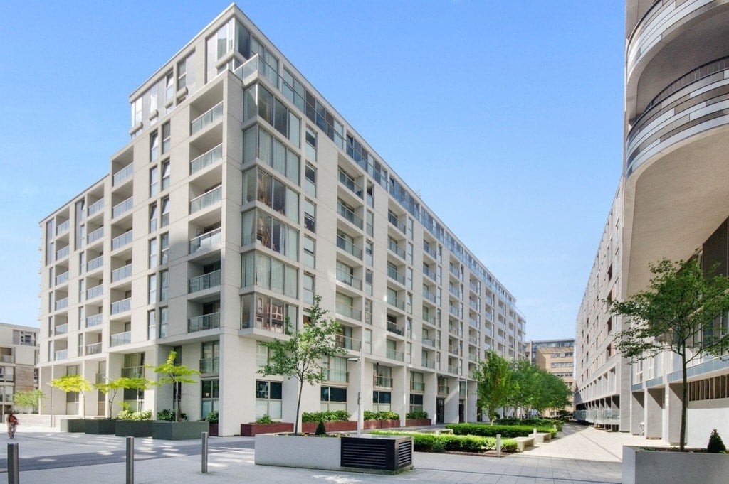 Flat Lanterns Way in Greater London