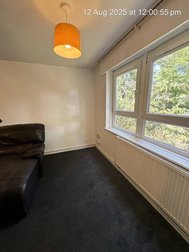 Flat Thornhill Gardens in Greater London