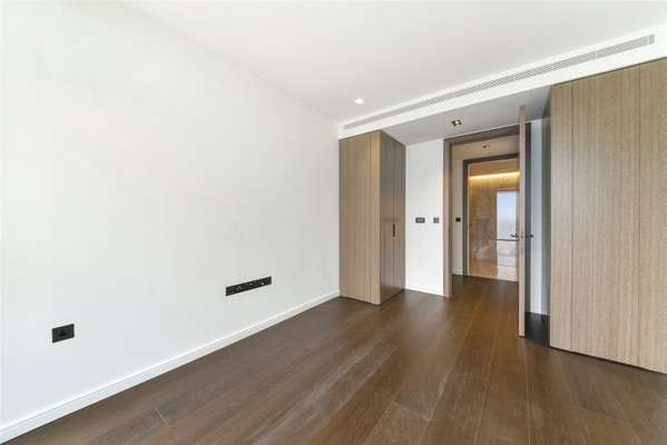 Flat Park Drive in Greater London