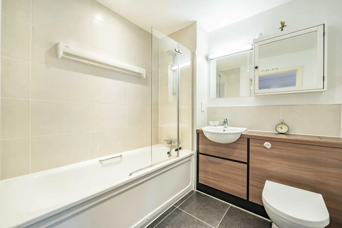 Flat Streatham High Road in Greater London