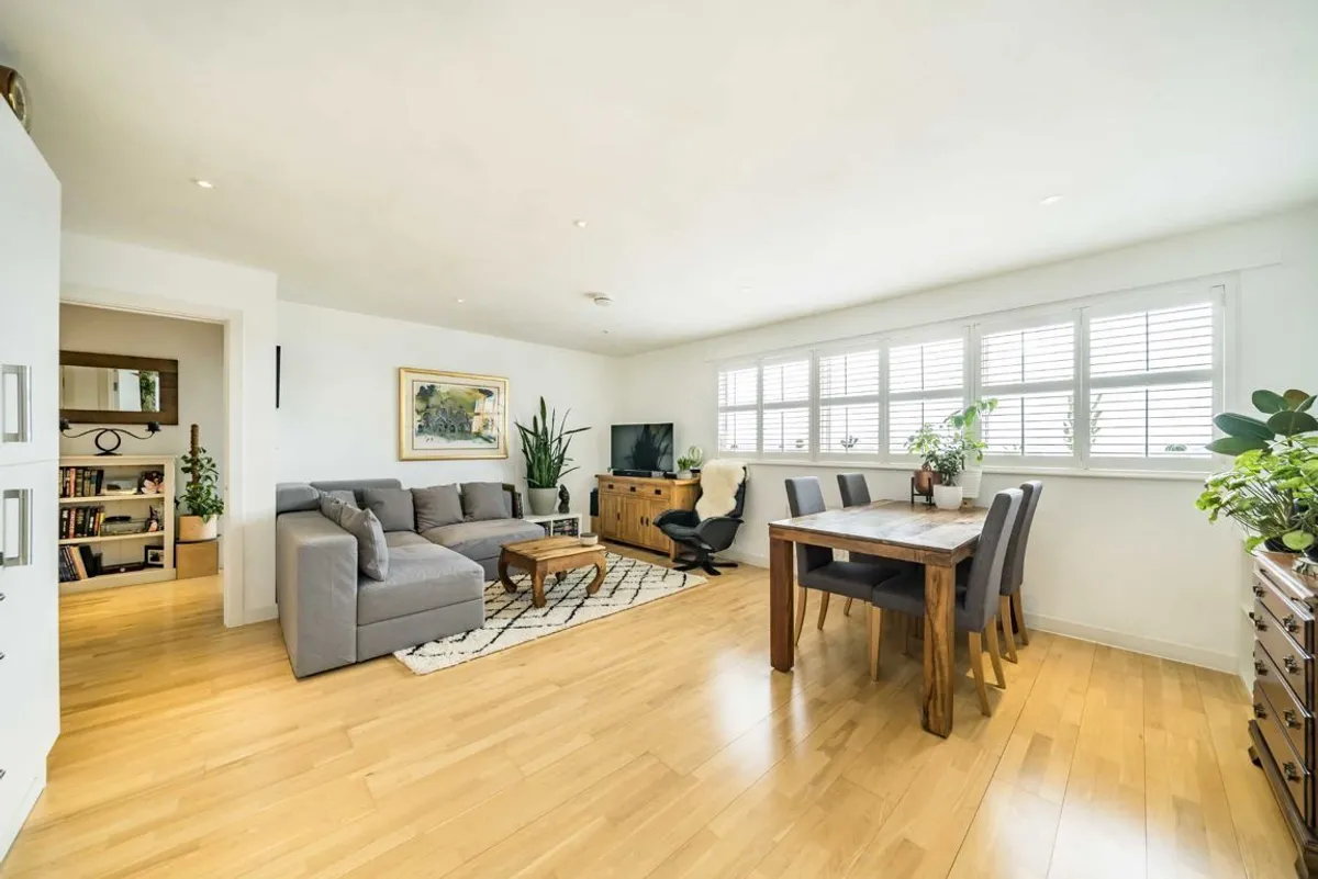 Flat Streatham High Road in Greater London