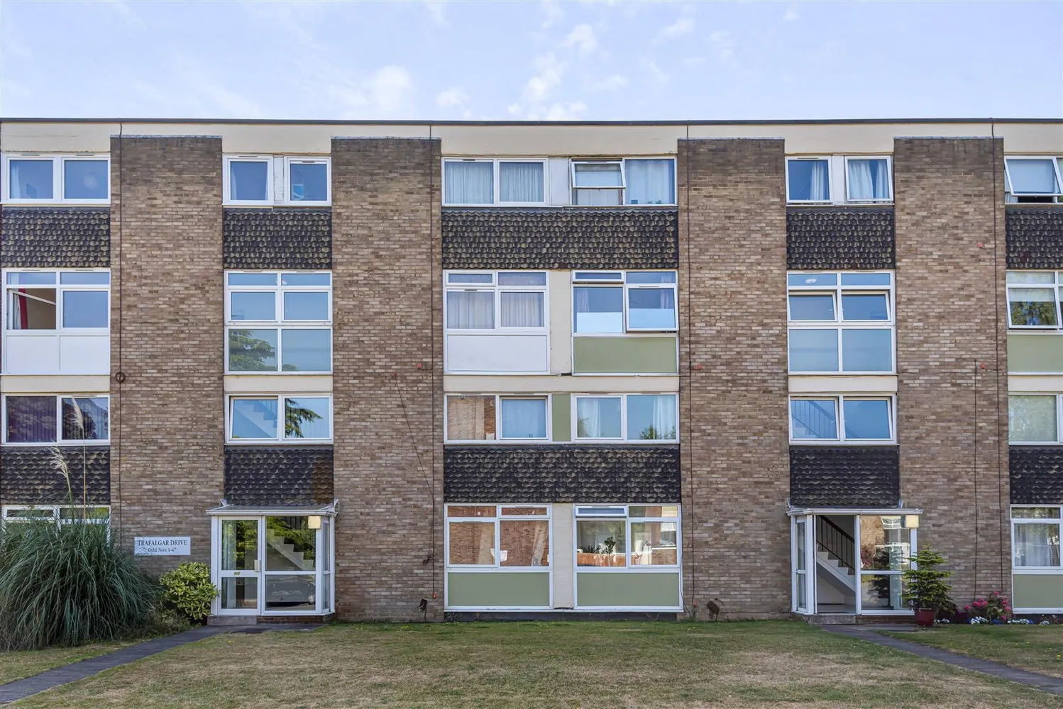 Flat Trafalgar Drive in Walton-on-Thames