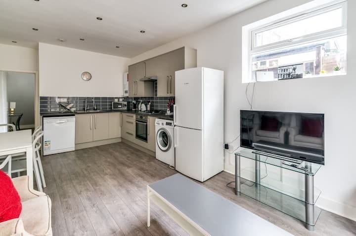 Flat Mostyn Avenue in Greater London