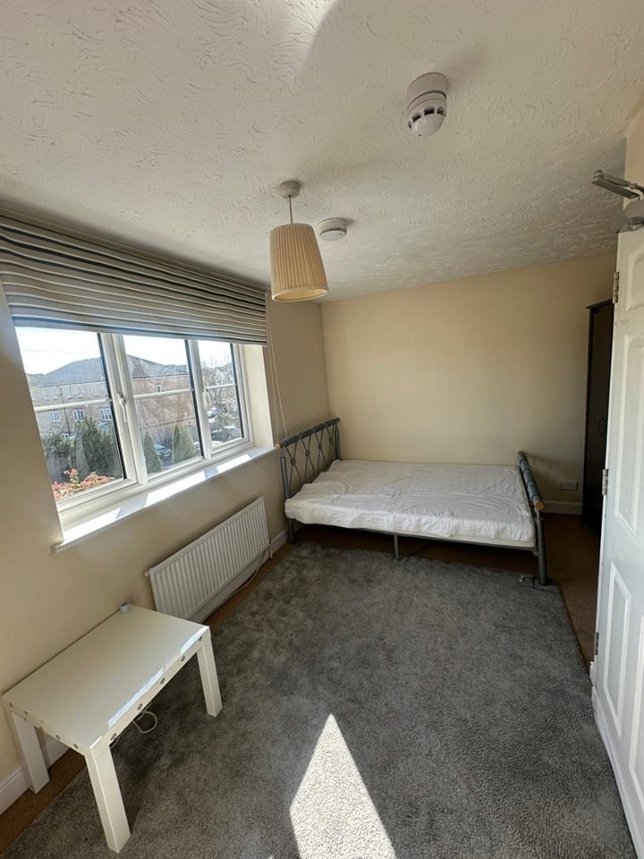 Room Manton Road in Greater London