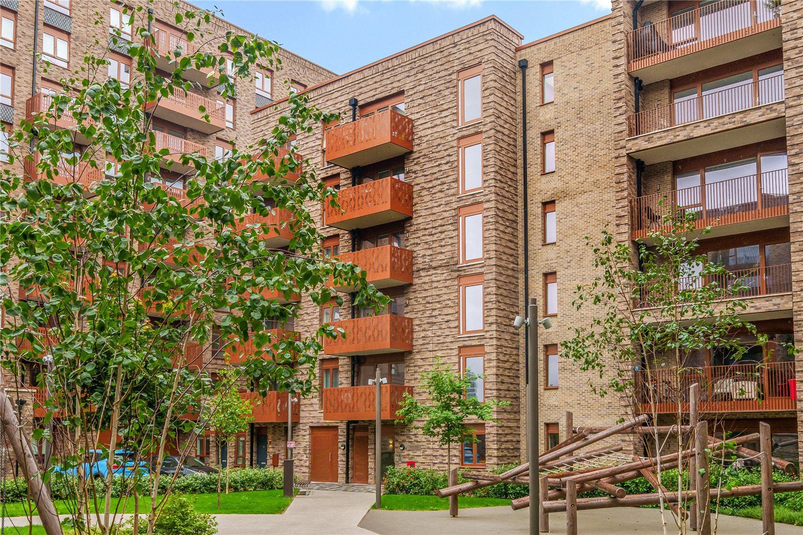 Flat Fresh Wharf Road in Greater London