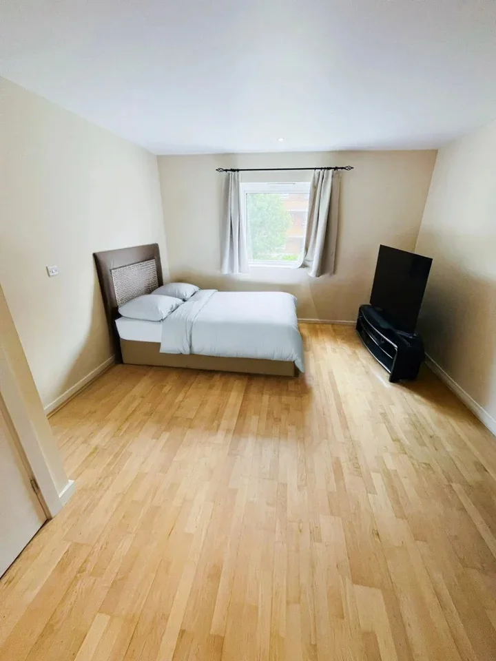 Room Mill Pond Close in Greater London