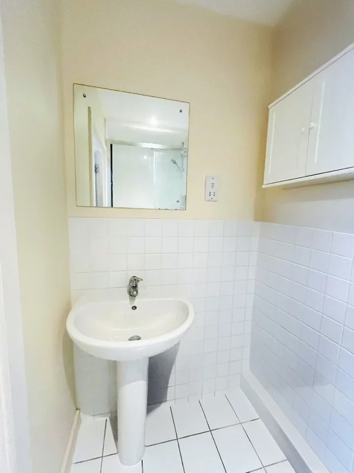 Room Mill Pond Close in Greater London
