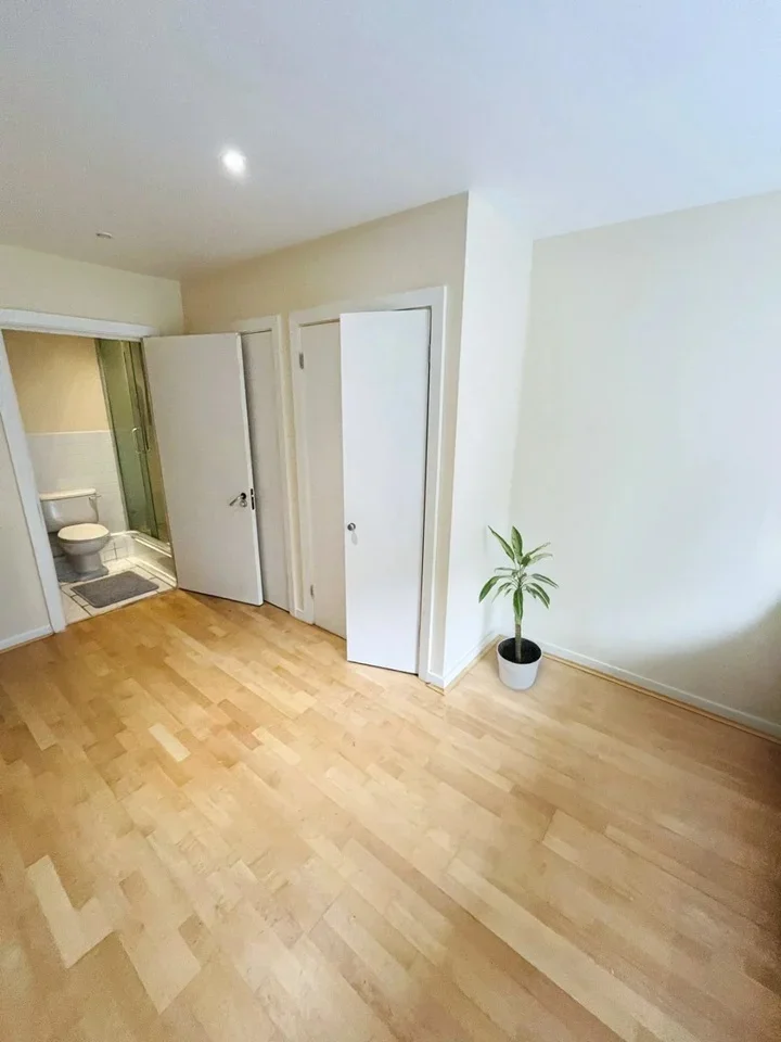 Room Mill Pond Close in Greater London
