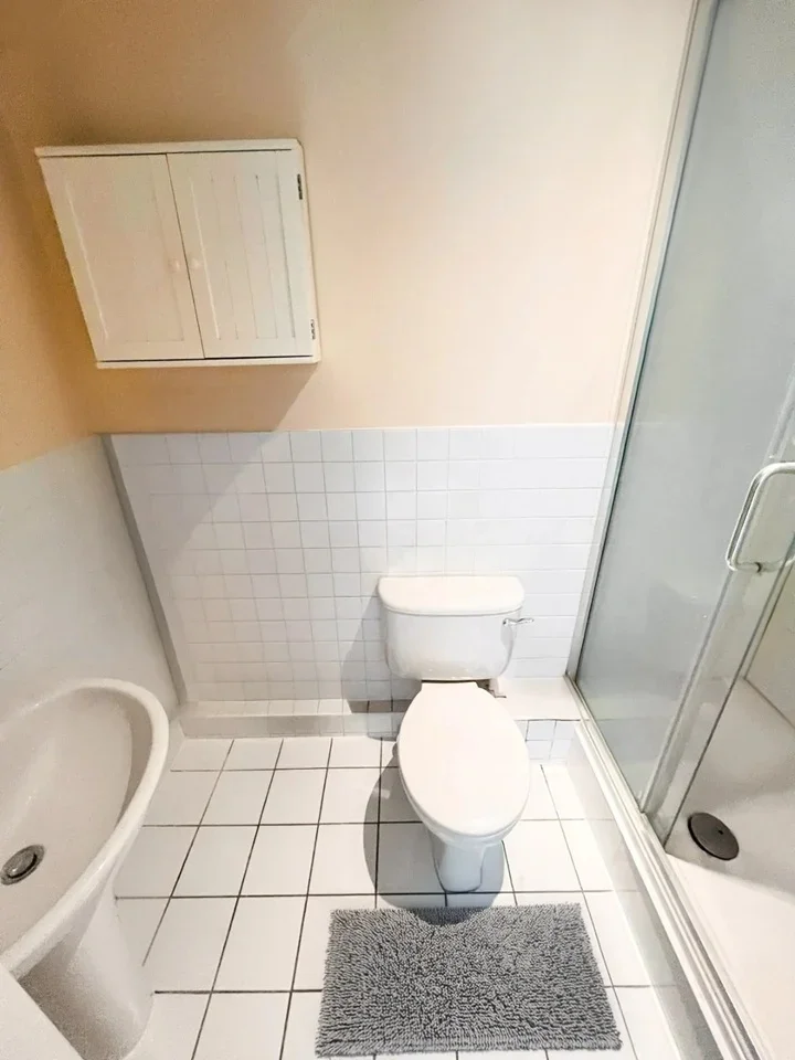 Room Mill Pond Close in Greater London