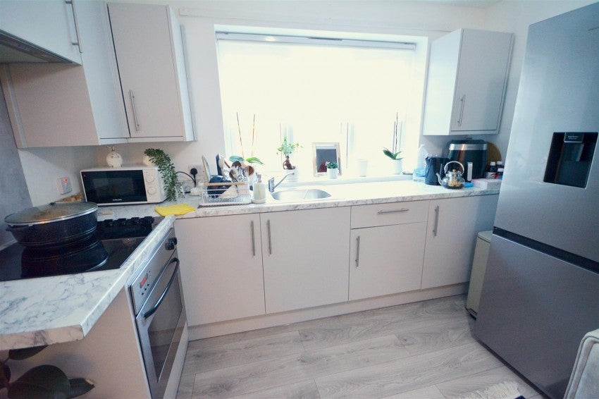 Flat Donald Woods Gardens in Greater London