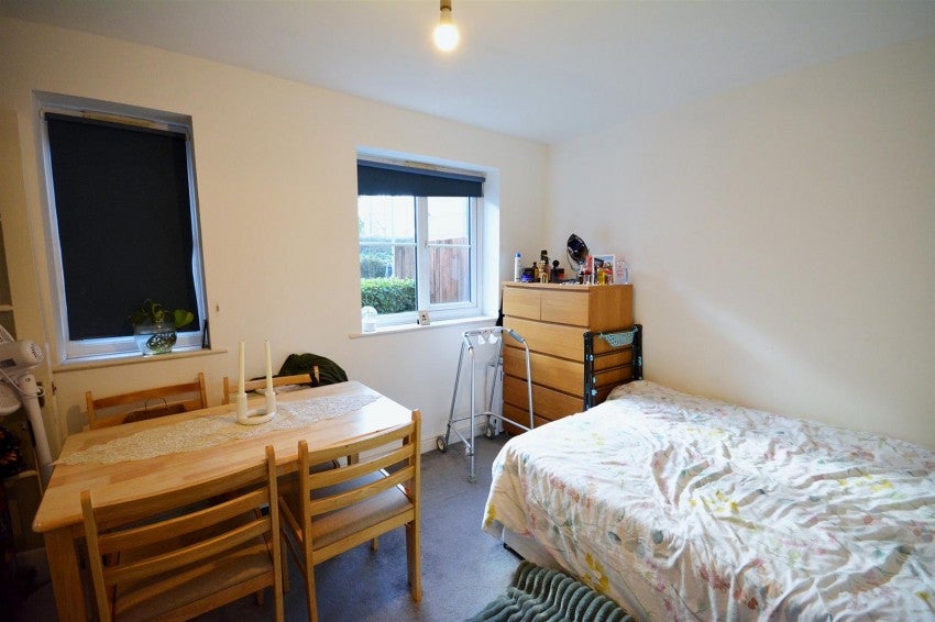 Flat Donald Woods Gardens in Greater London