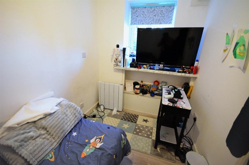 Flat Donald Woods Gardens in Greater London