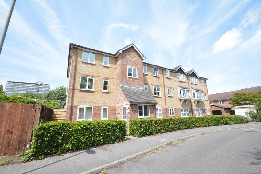 Flat Donald Woods Gardens in Greater London