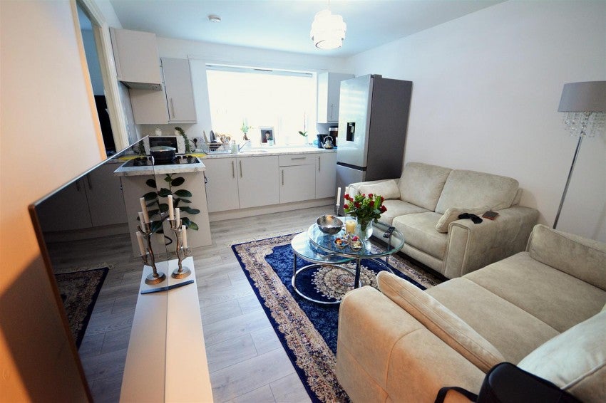 Flat Donald Woods Gardens in Greater London