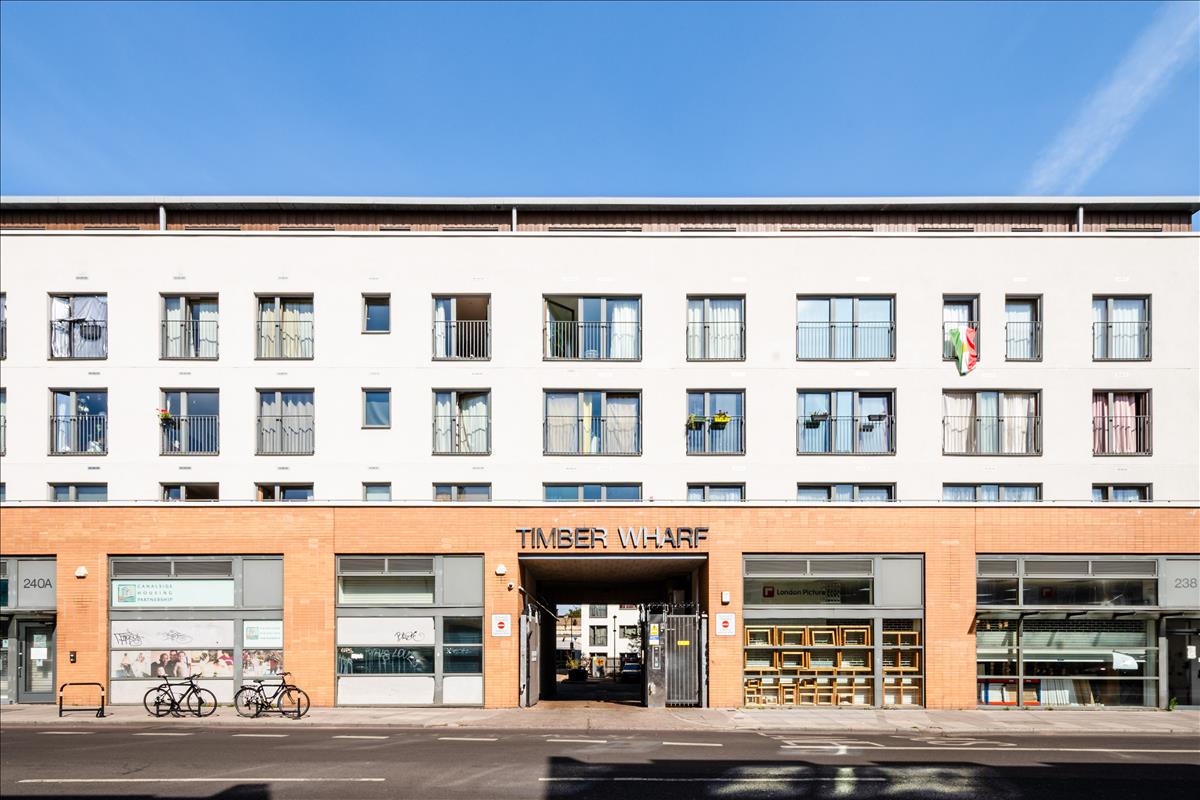 Flat Kingsland Road in Greater London
