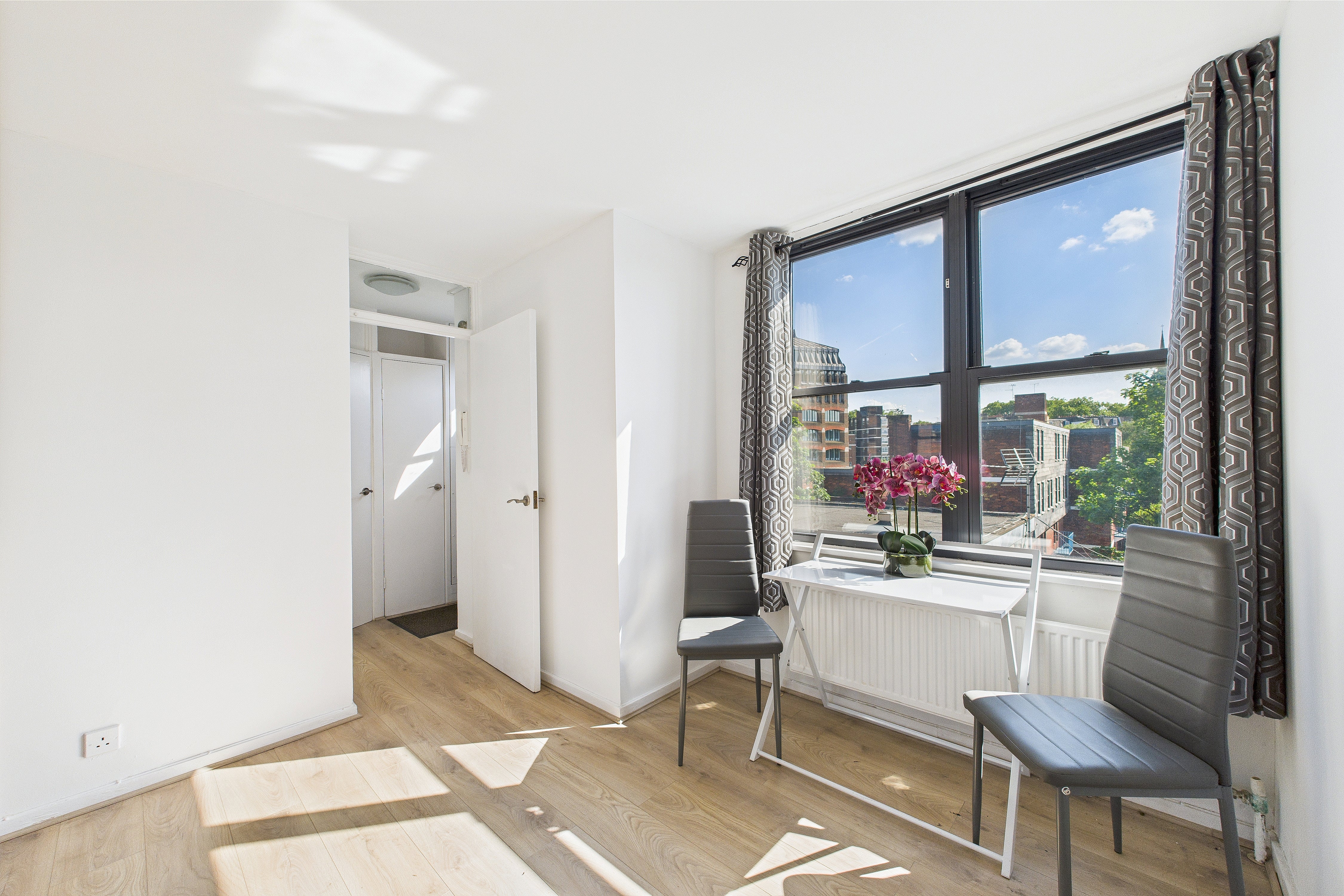 Flat Vauxhall Bridge Road in City of Westminster