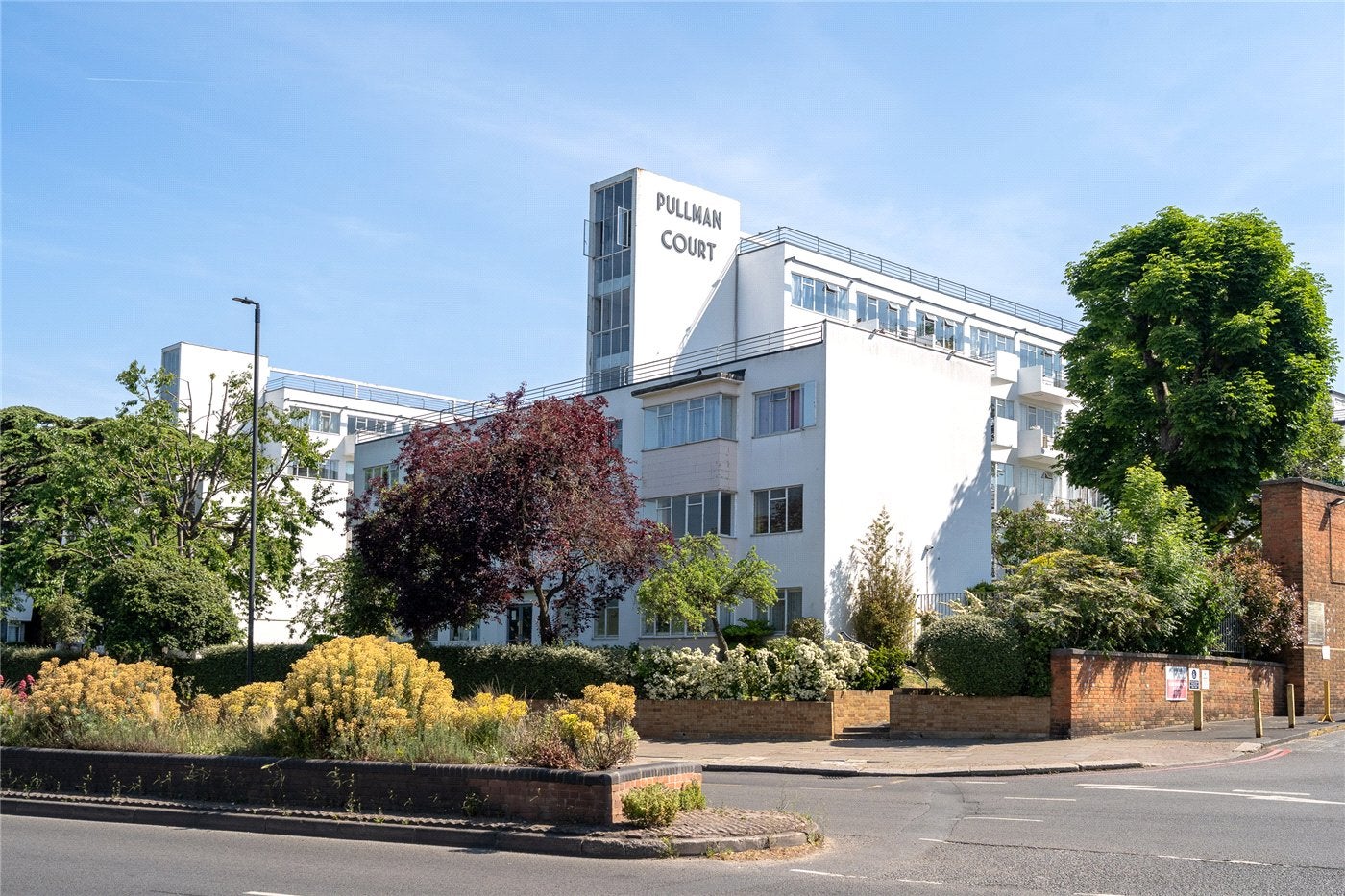 Flat Pullman Court in Greater London