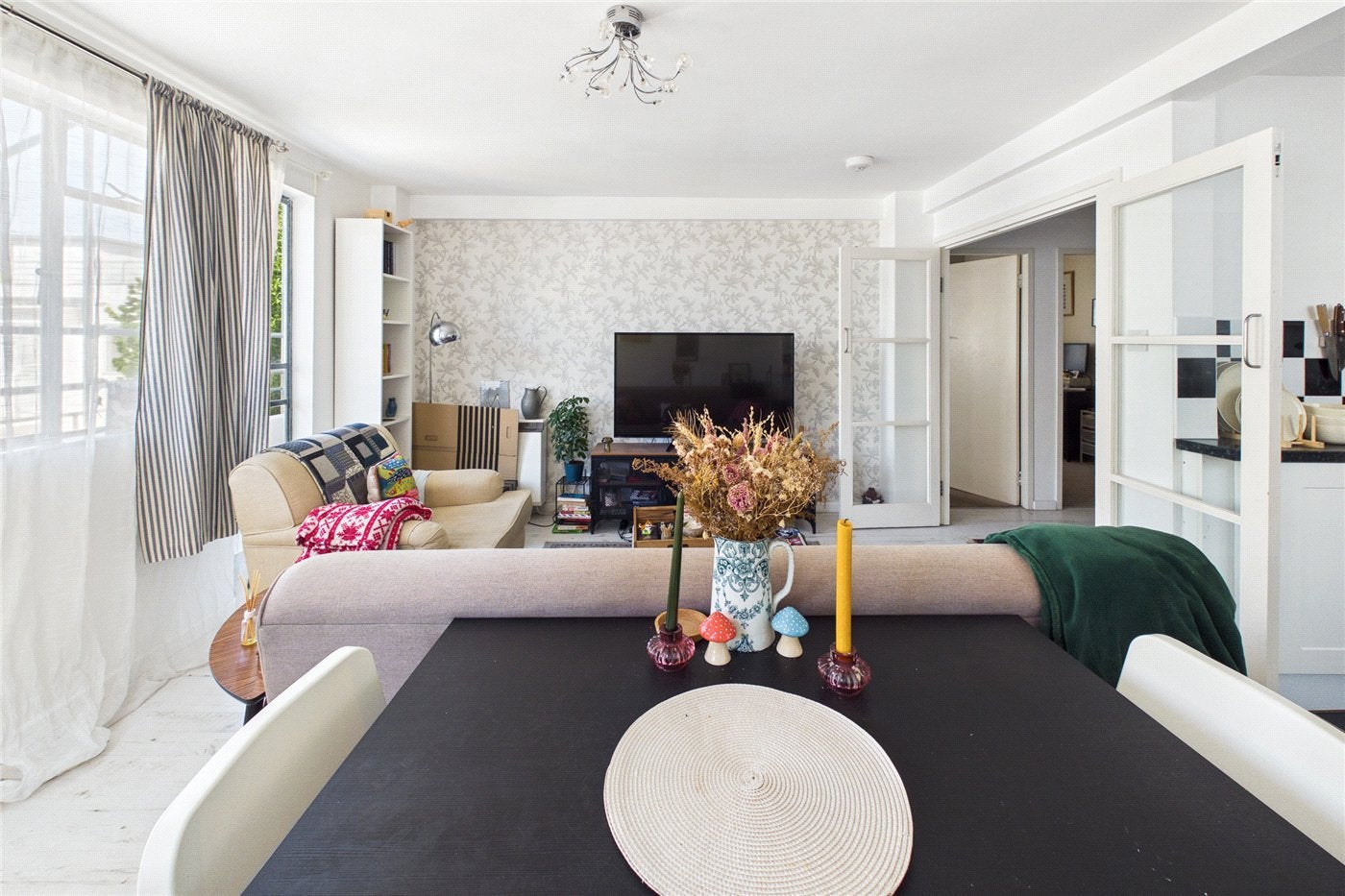 Flat Pullman Court in Greater London