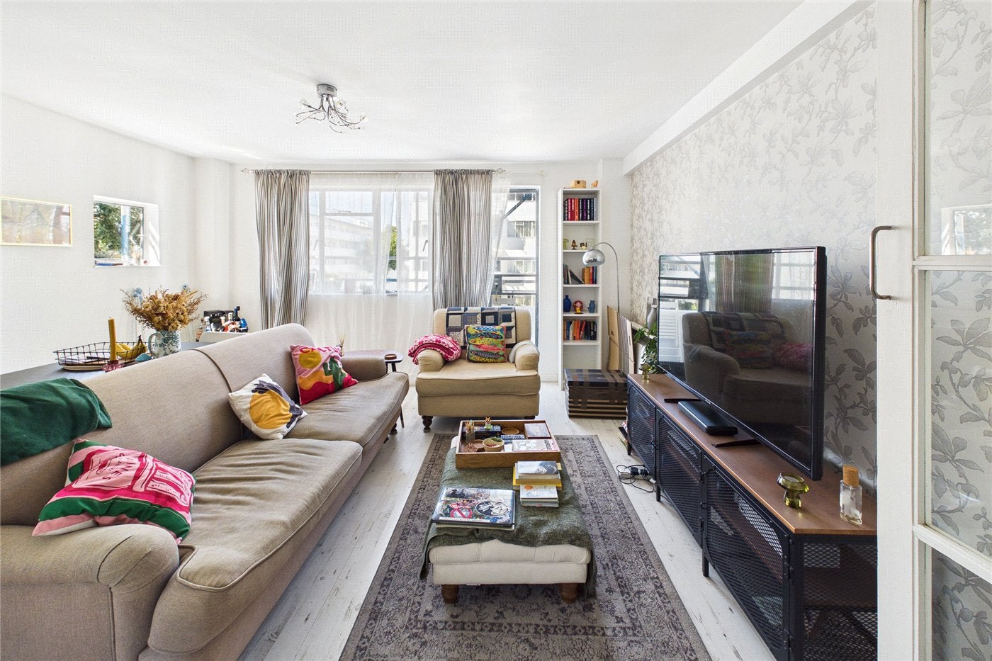 Flat Pullman Court in Greater London