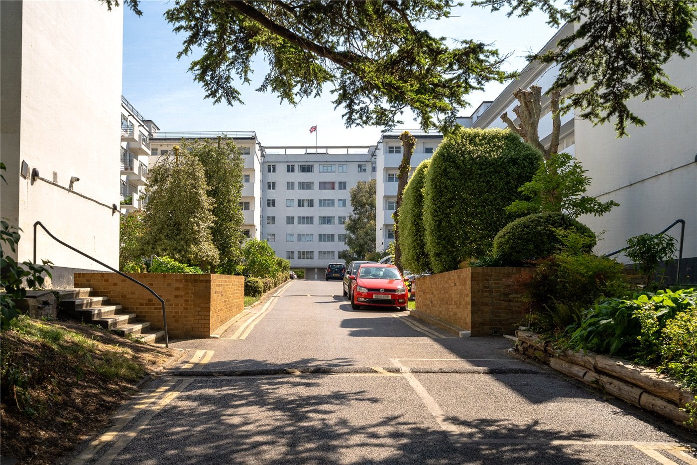 Flat Pullman Court in Greater London