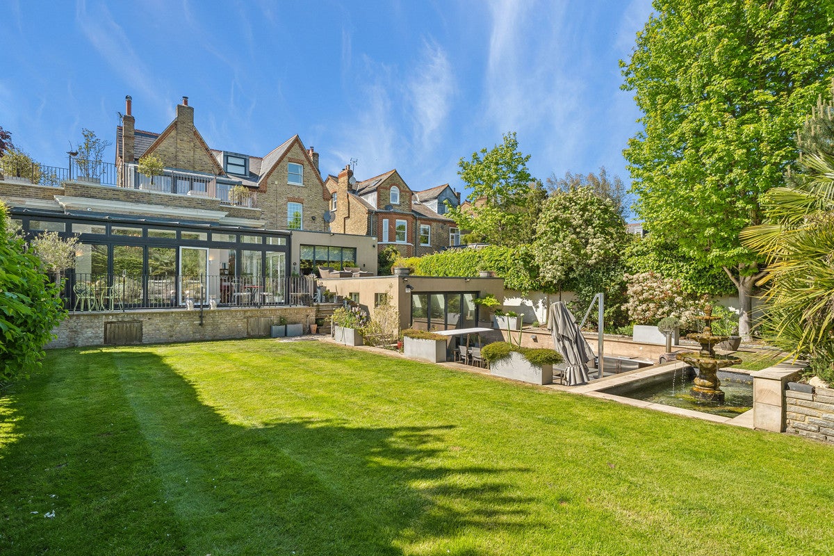 House Castelnau in Greater London