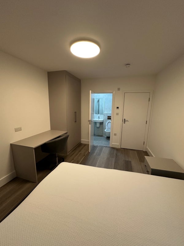 Room Kingsley Avenue in Greater London