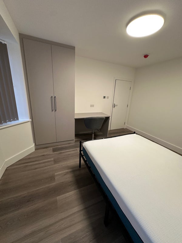 Room Kingsley Avenue in Greater London