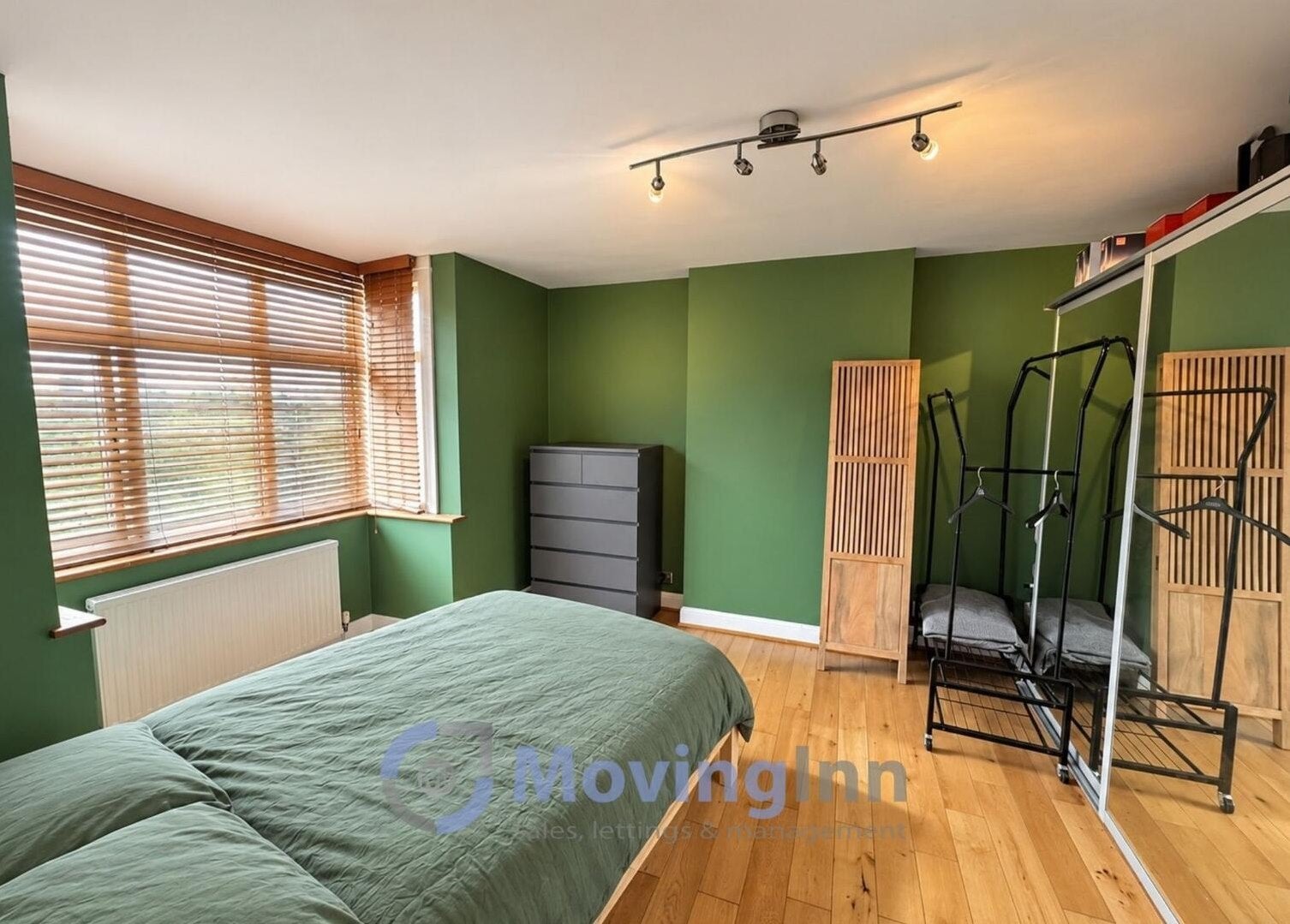 Room Ross Road in Greater London