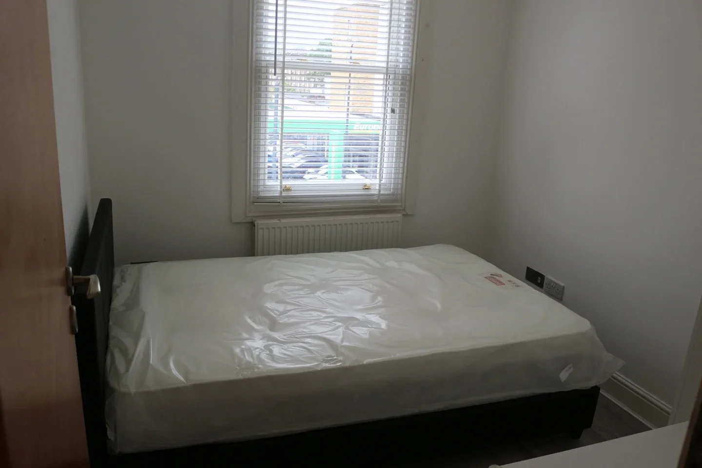 Flat Clapham Road in Greater London
