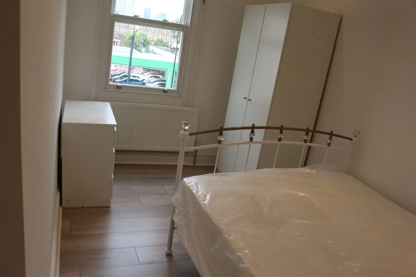 Flat Clapham Road in Greater London