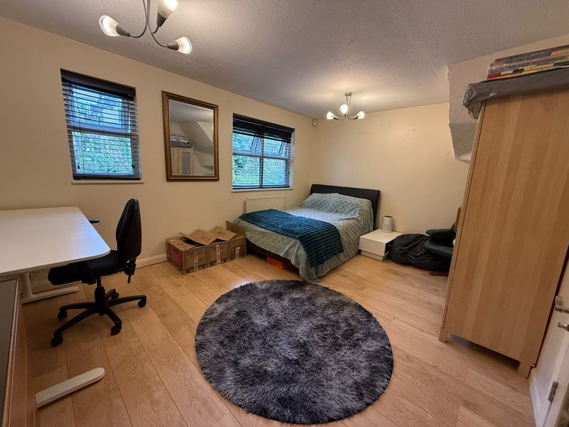 Room Windrose Close in Greater London
