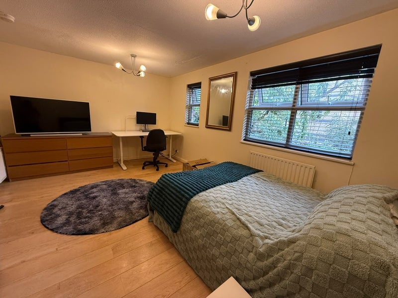 Room Windrose Close in Greater London
