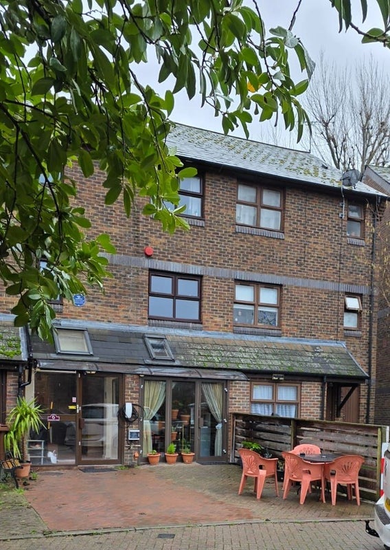 Room Windrose Close in Greater London