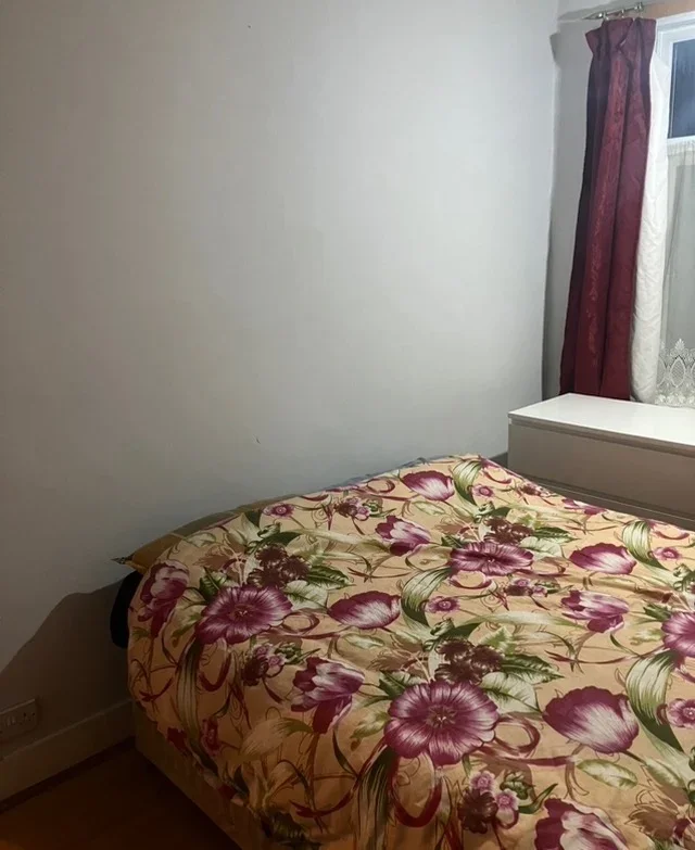 Room Henley Road in Greater London