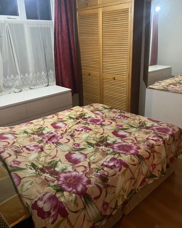 Room Henley Road in Greater London
