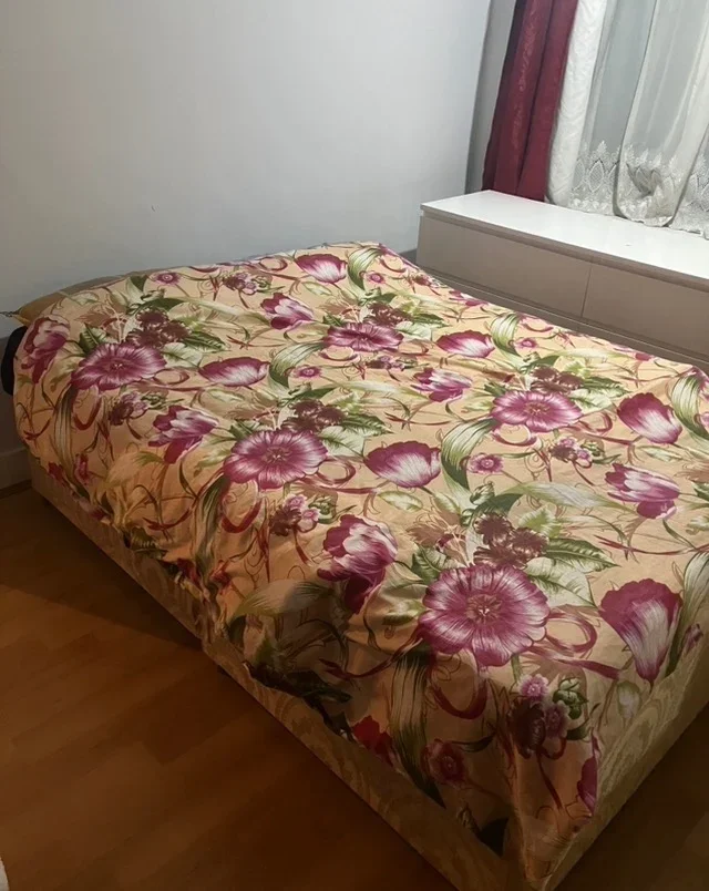 Room Henley Road in Greater London