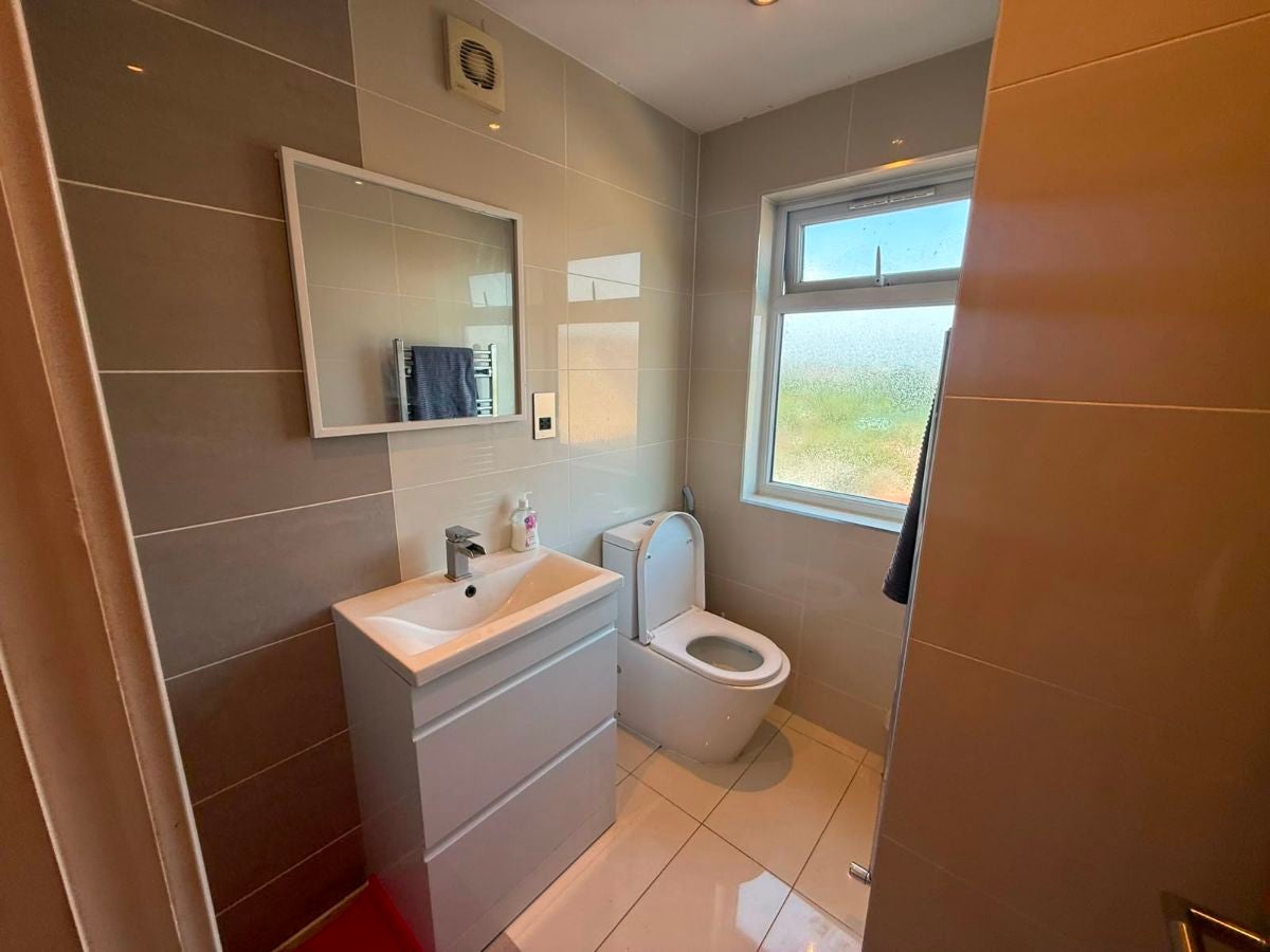 Room Rosemary Avenue in Greater London