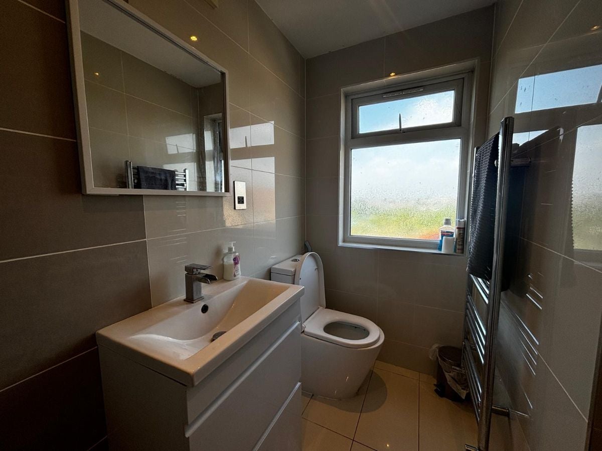 Room Rosemary Avenue in Greater London