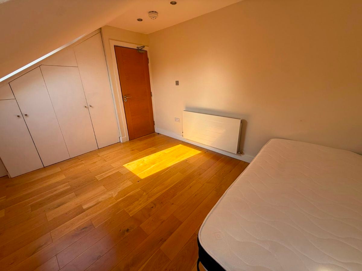 Room Rosemary Avenue in Greater London