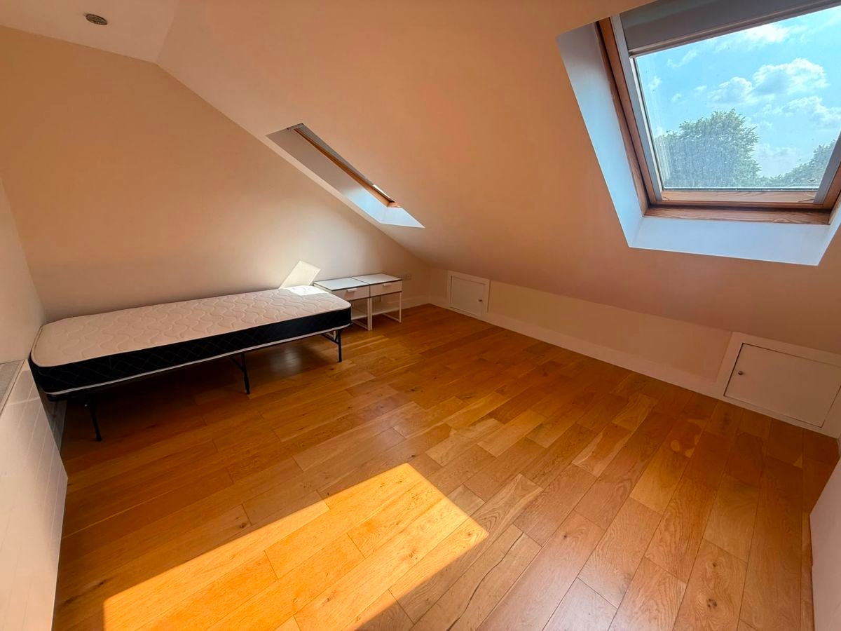 Room Rosemary Avenue in Greater London