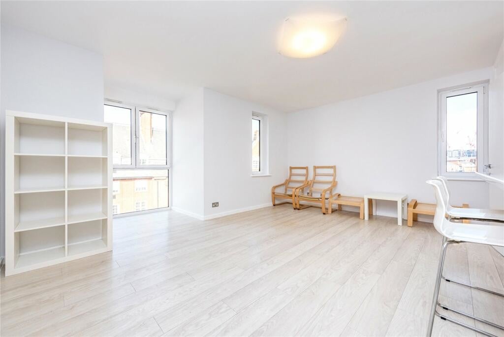 Flat Crowndale Road in Greater London