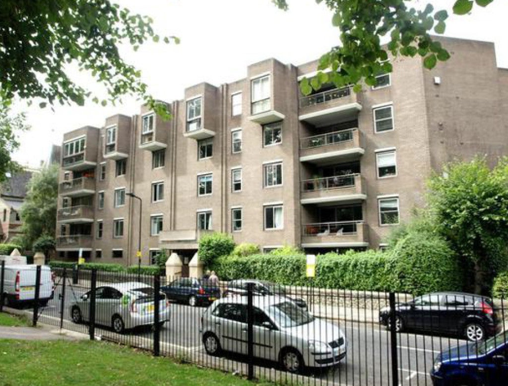 Flat Crowndale Road in Greater London