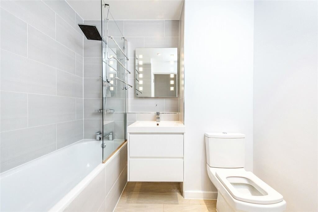 Flat Crowndale Road in Greater London