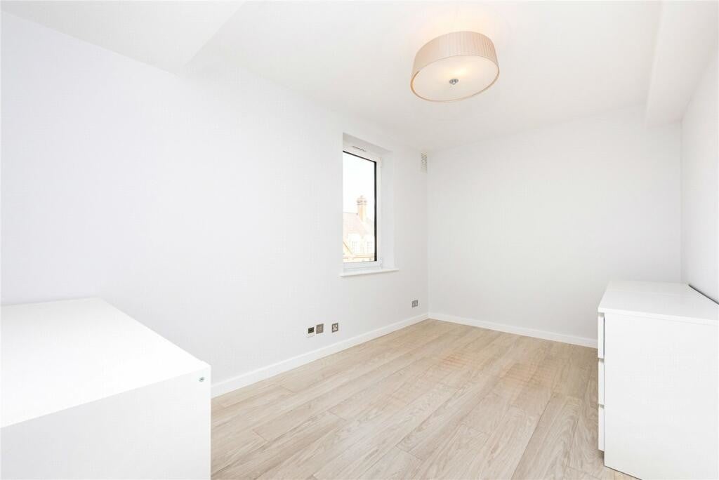 Flat Crowndale Road in Greater London