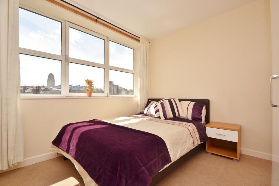 Flat Dene House Court in Leeds