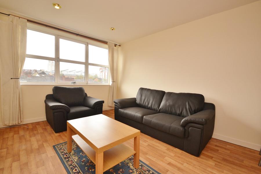Flat Dene House Court in Leeds