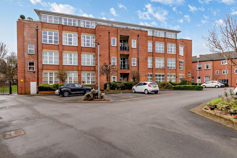 Flat Dene House Court in Leeds