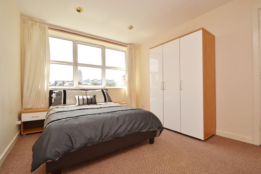 Flat Dene House Court in Leeds