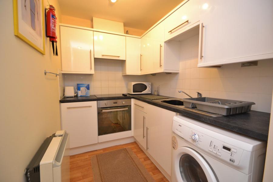 Flat Dene House Court in Leeds