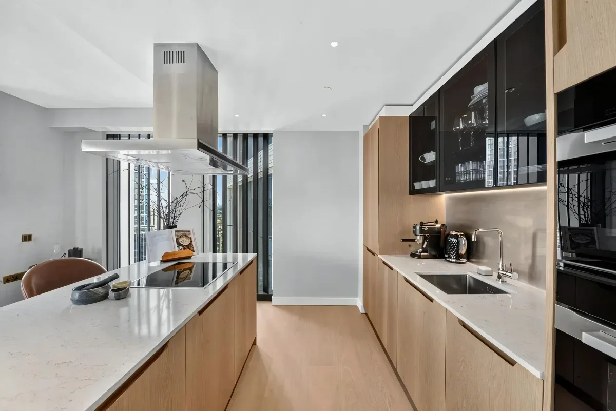 Flat Nine Elms Lane in Greater London